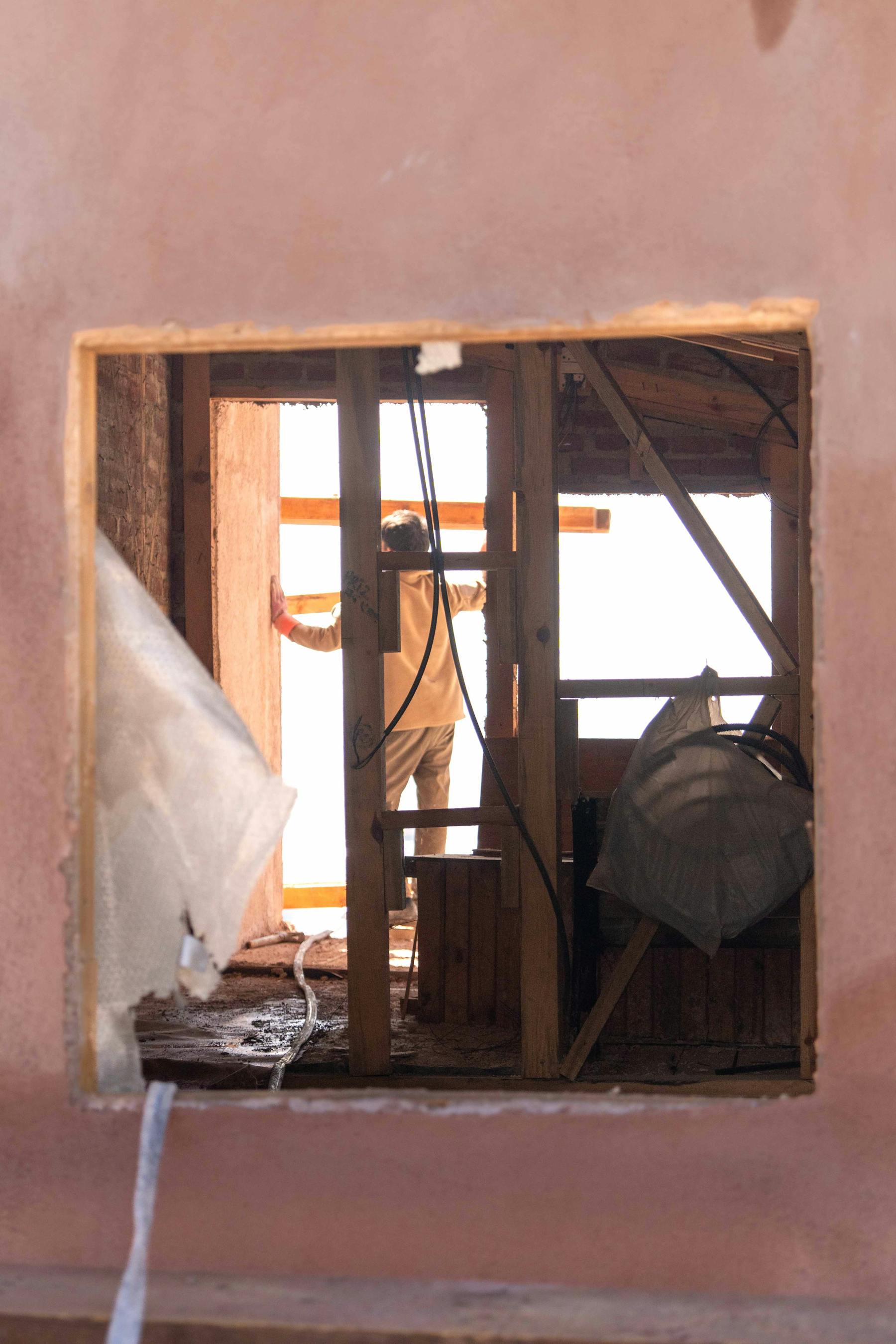 Professionnel intervenant dans un bâtiment en rénovation