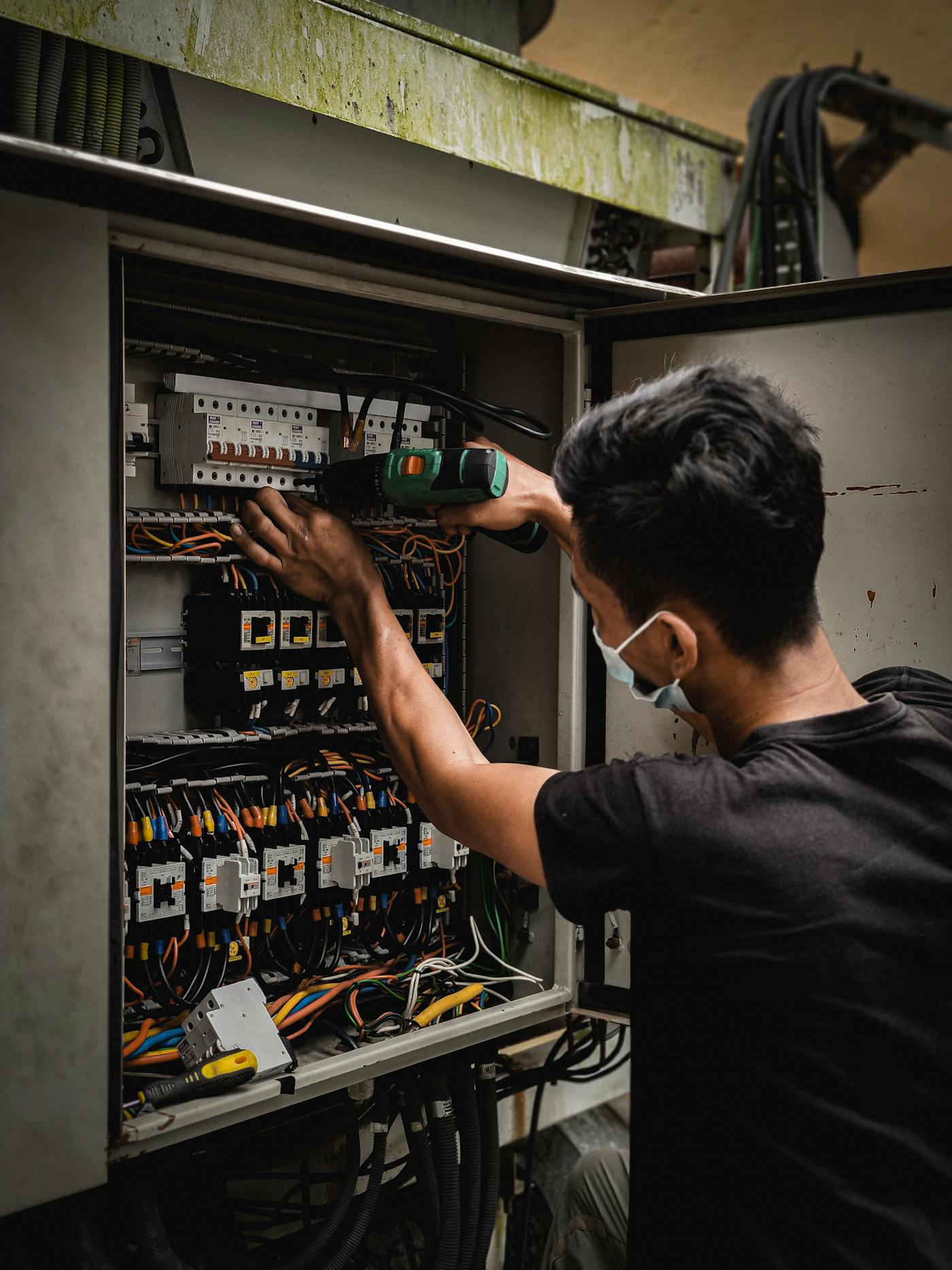 Technicien intervenant sur un tableau électrique